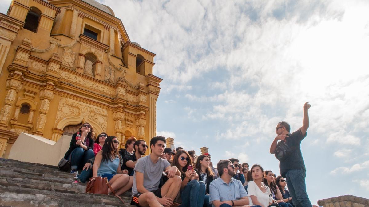 Professor speaks to a group of 澳门金沙线上赌博官网 students gathered on the steps of the Cerro del Obispado, a famous landmark in Monterrey, 墨西哥